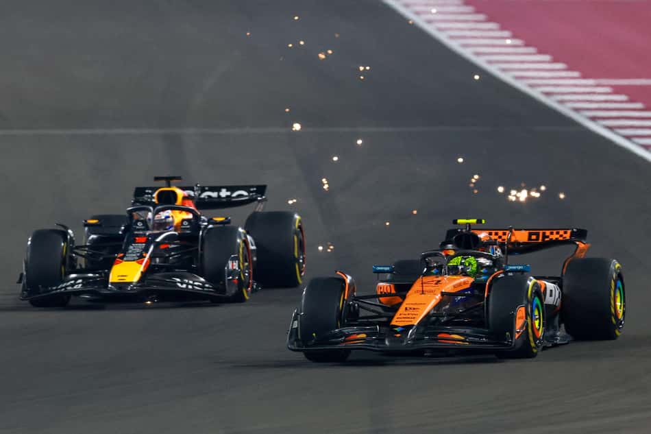 Lando Norris e Max Verstappen no GP do Catar de F1 (Foto: Karim JAAFAR / AFP)