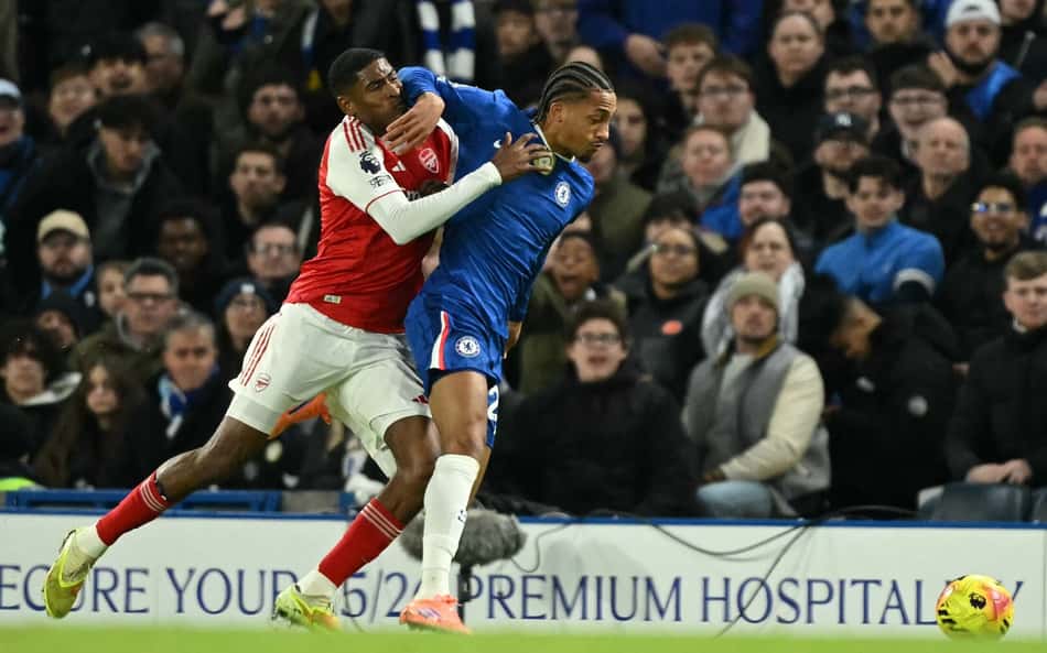 João Pedro disputa bola em Chelsea x Arsenal (Foto: JUSTIN TALLIS / AFP)