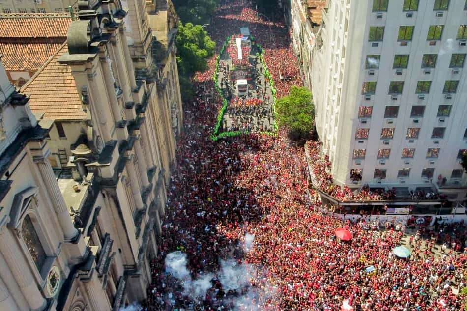 Multidão de torcedores do Flamengo segue o trio com os jogadores (Foto: Tercio Teixeira / AFP)