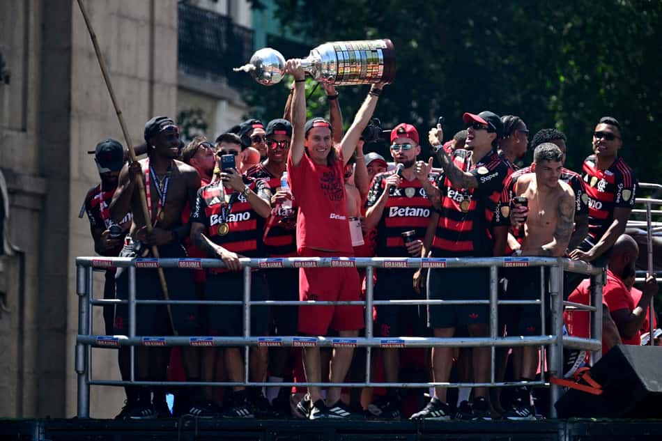 Filipe Luís ergue a taça da Libertadores diante da torcida na comemoração no Centro do Rio (Foto: PORCIUNCULA / AFP)