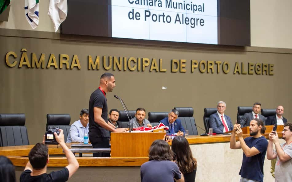 Volante do Internacional recebe título de Cidadão de Porto Alegre