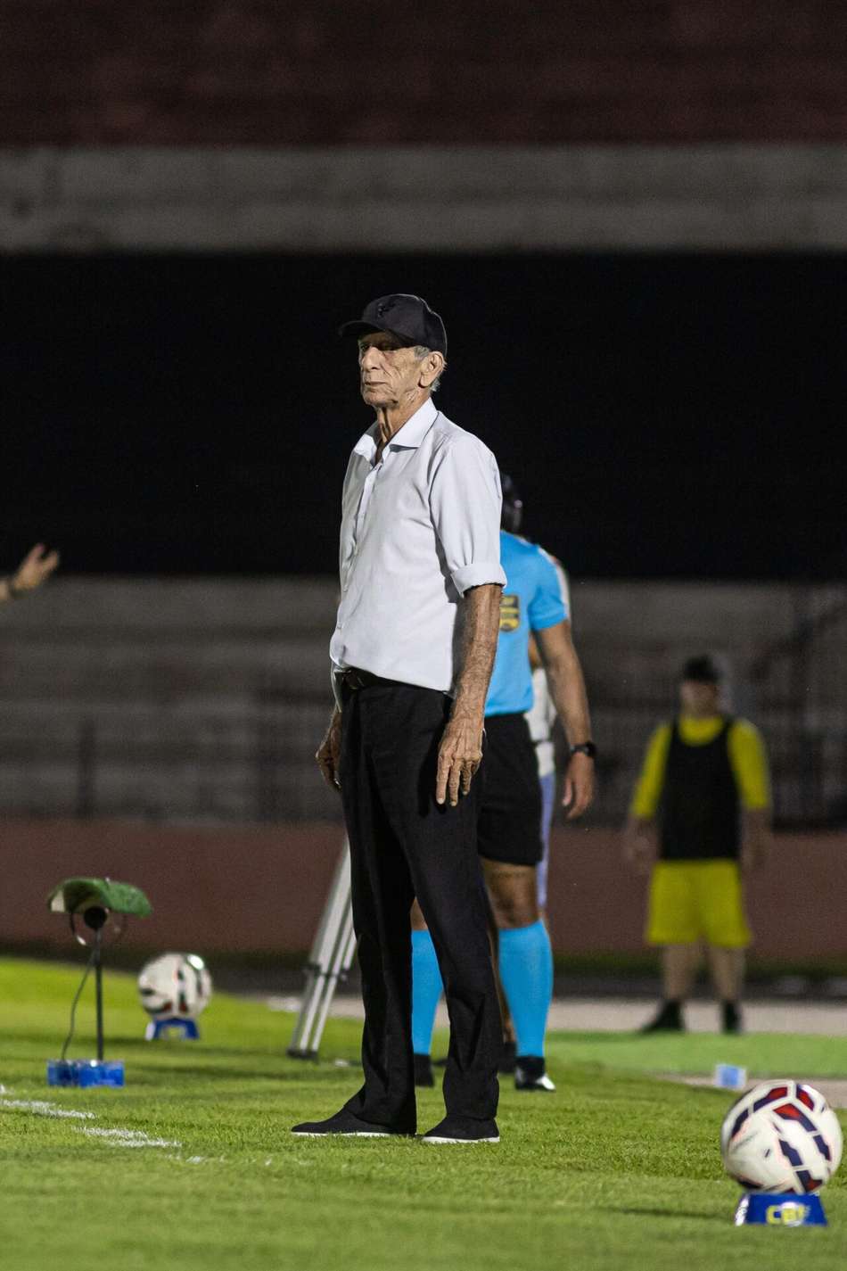Aderbal Lana, técnico do Amazonas FC, em partida da Série B