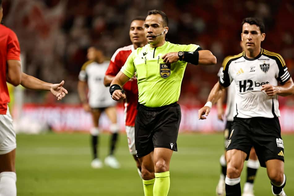 Alex Gomes Stefano, árbitro carioca durante partida entre Internacional x Atlético-MG, válida pela 31ª rodada do Campeonato Brasileiro 2025.