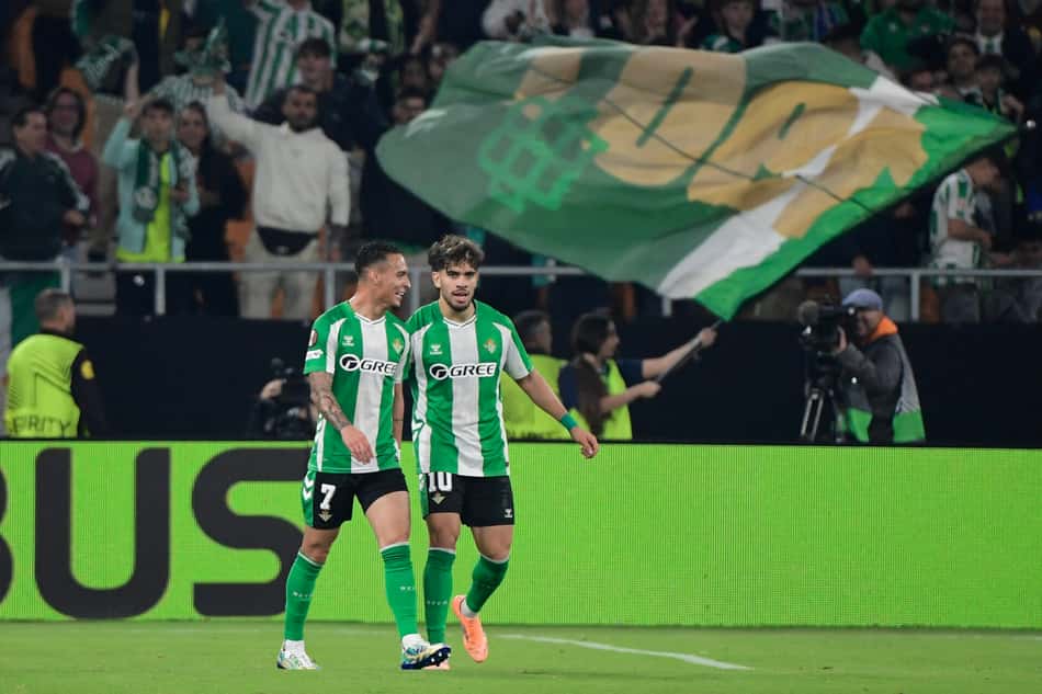 Antony comemorando com Ezzalzouli o gol marcado na Europa League (Foto: Cristina Quicler/AFP)