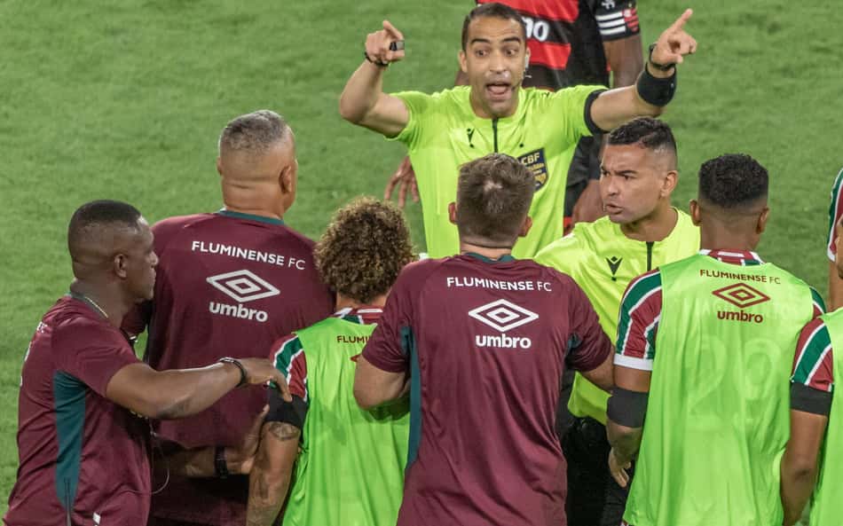 Torcedores detonam decisão de árbitro em Fluminense x Flamengo: 'Escandaloso'