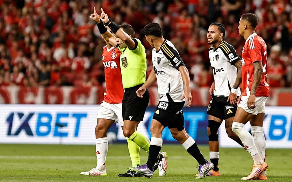 Melhores momentos: em jogo com arbitragem atrapalhada, Internacional e Atlético-MG não saem do empate