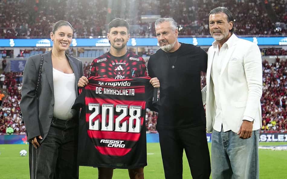 Arrascaeta recebe homenagem antes de Flamengo x Santos
