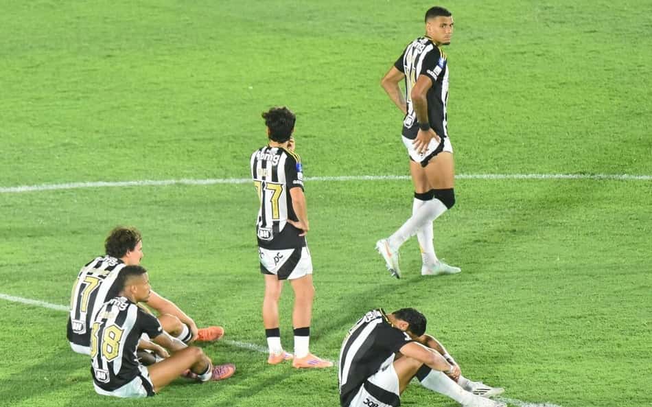 Atlético foi derrotado para o Lanús nos pênaltis (Foto: Jose Bogado / AFP)