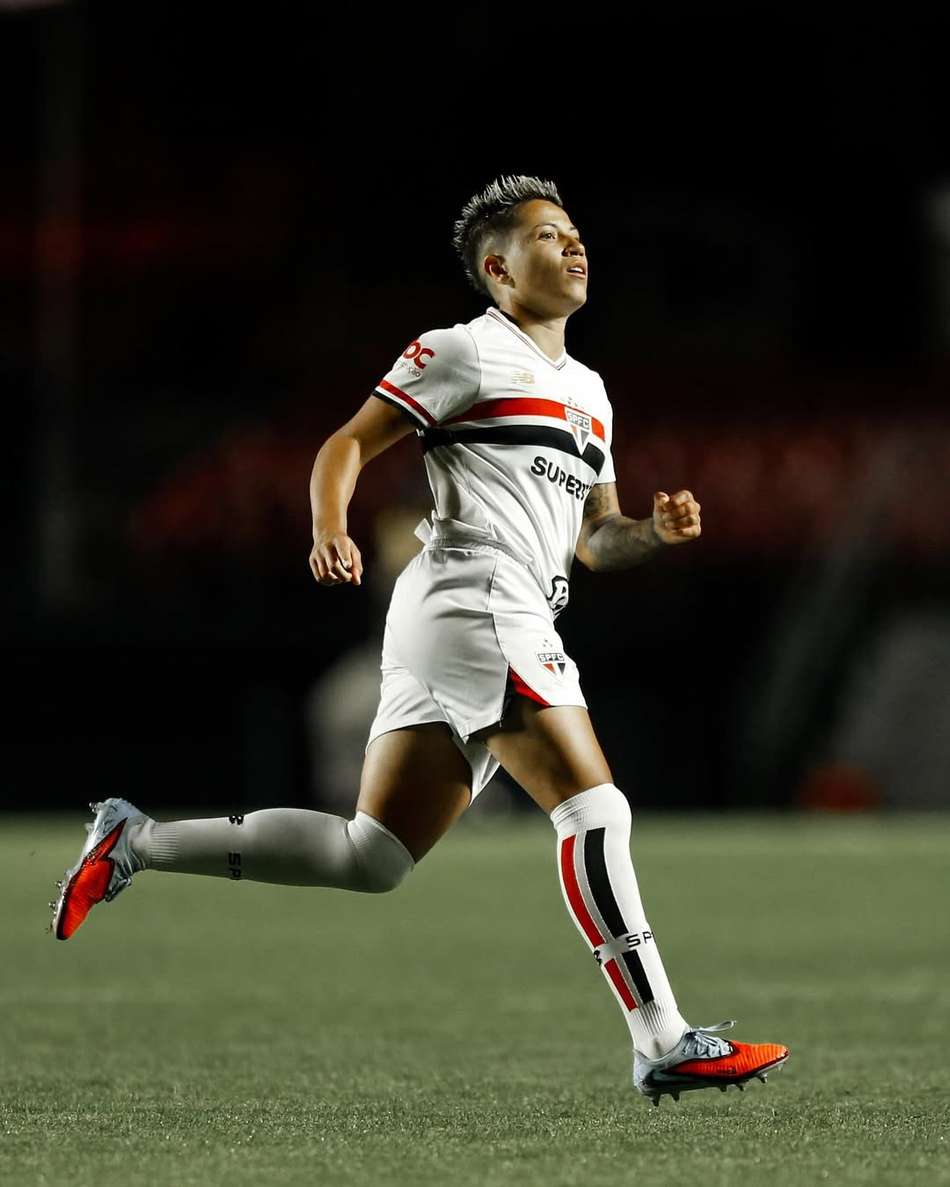 Bia Menezes chegou ao São Paulo em 2024 e está na segunda temporada pelo clube. (Foto: Bia Menezes atuando pelo São Paulo. (Foto: Divulgação / São Paulo)