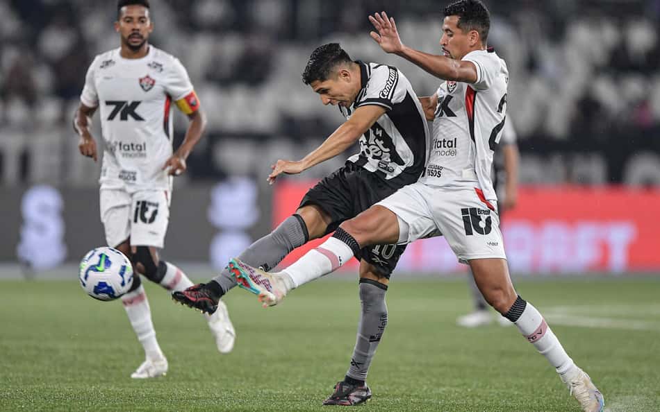 Botafogo defende invencibilidade contra o Vitória e busca desempate histórico