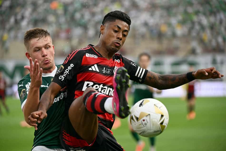 Bruno Henrique disputa bola com Bruno Fuchs, na final entre Flamengo e Palmeiras (Foto: Luis Acosta/AFP)