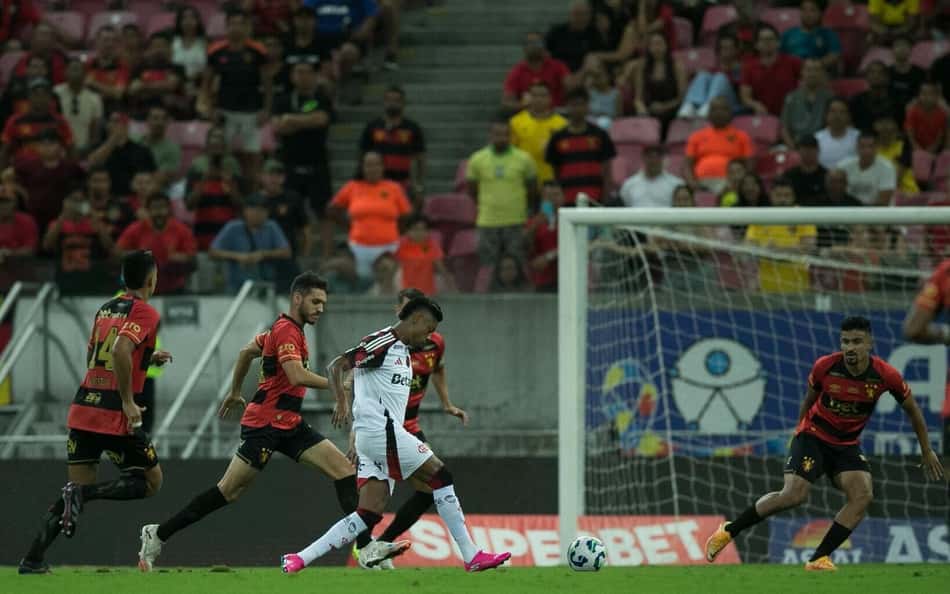 Torcida do Flamengo vira assunto na Arena Pernambuco: 'Dá tristeza'