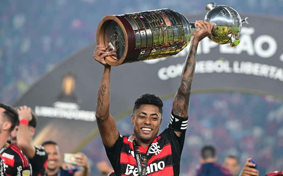 Bruno Henrique ganha microfone especial da Conmebol e detalha gol do título: 'testada'