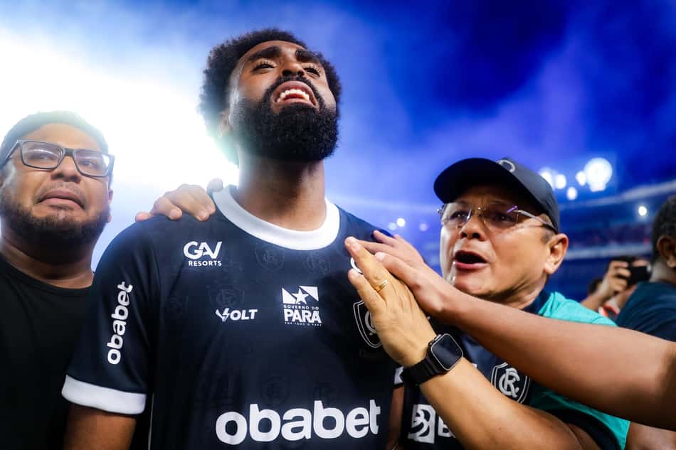 Caio Vinicius muito emocionado ao fim do jogo