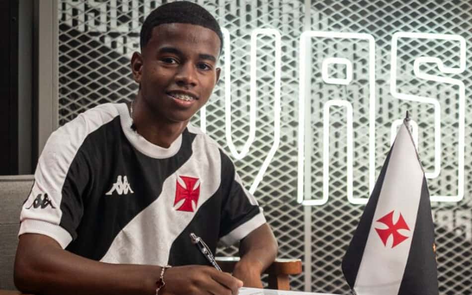 Vasco renova contrato com promessa do Sub-20