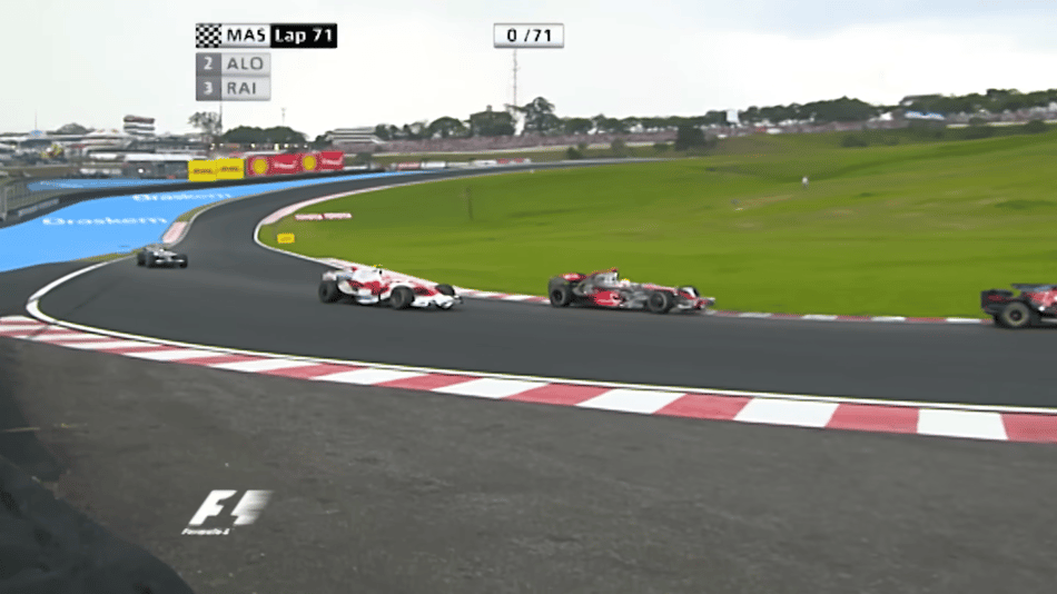 Lewis Hamilton ultrapassa Timo Glock e tira título de Felipe Massa em 2008 (Foto: reprodução / F1TV)