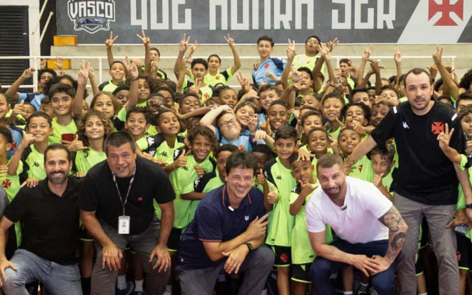 Fernando Diniz ao lado de funcionários e alunos do Colégio Vasco da Gama