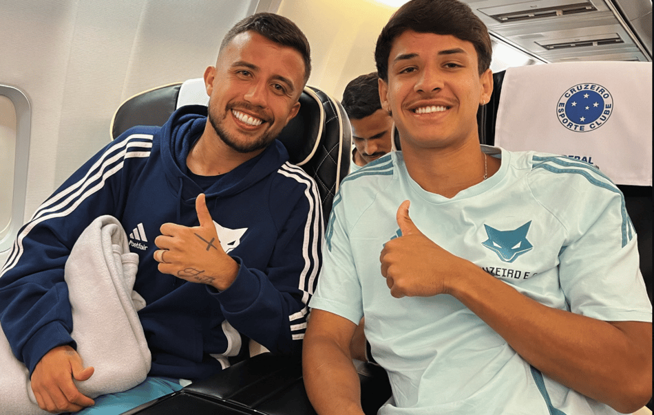 Matheus Henrique e Murilo Rhikman, em voo do Cruzeiro (Reprodução X/Cruzeiro)