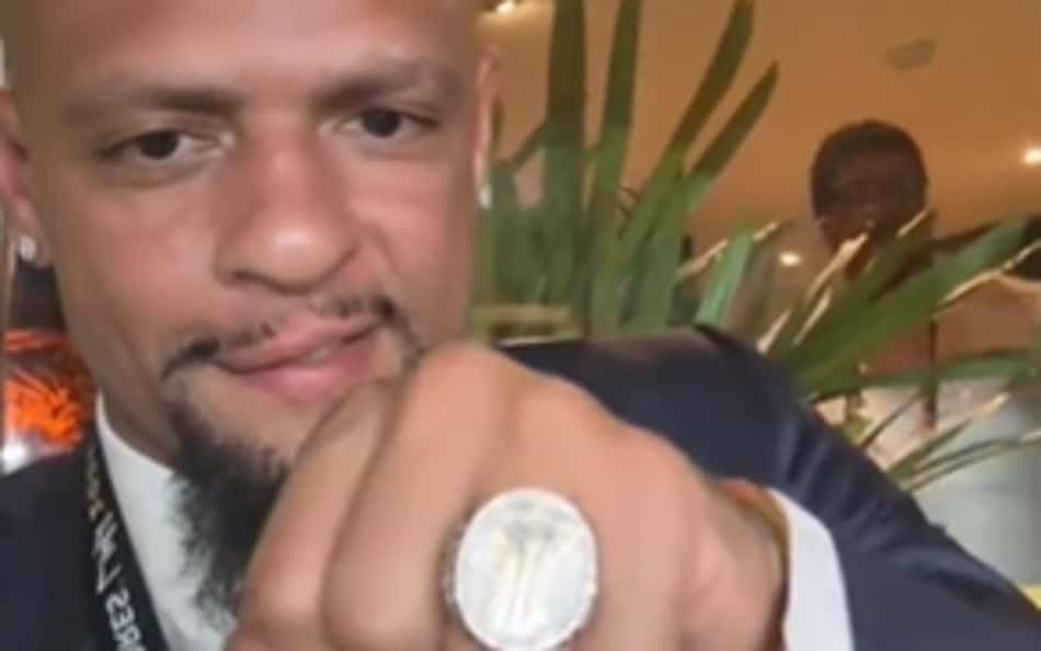 Felipe Melo exibe anel da Libertadores e comenta título do Flamengo sobre Palmeiras