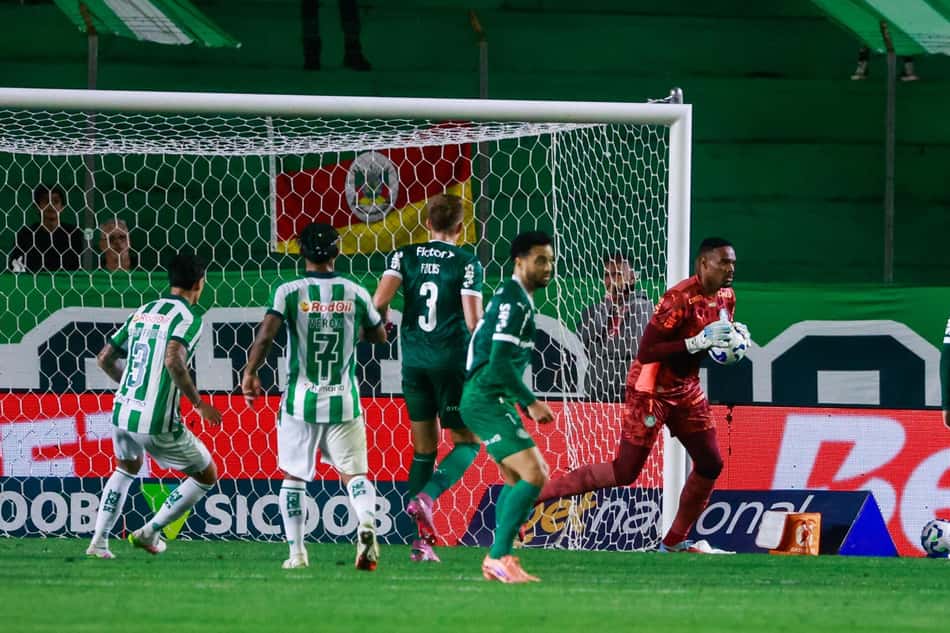 Carlos Miguel jogador do Palmeiras durante partida contra o Juventude no estadio Alfredo Jaconi 