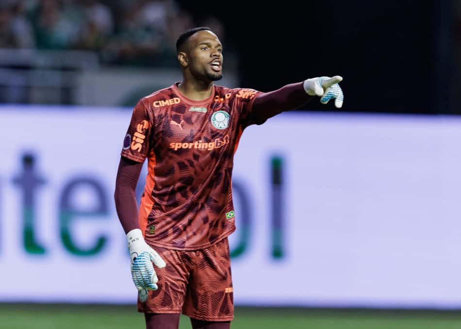 Carlos Miguel, jogador do Palmeiras em acao durante partida contra o Cruzeiro,