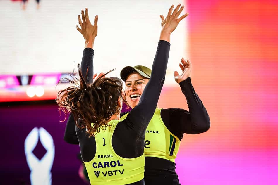 Carol e Rebecca nas semifinais do Mundial de Vôlei de Praia 2025 (Foto: Volleyball Word)