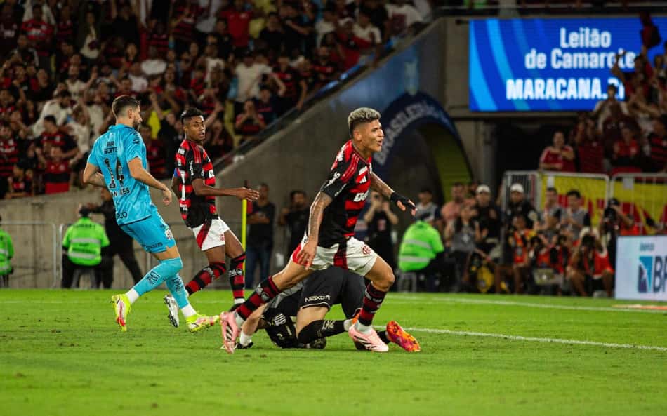 Melhores momentos: Flamengo vence, afunda Santos e mantém viva briga pelo Brasileirão