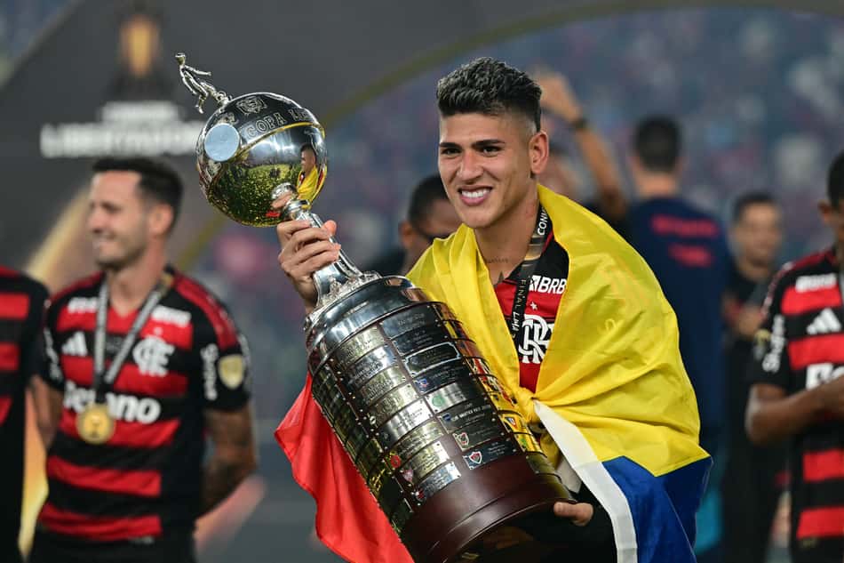 Carrascal ergue taça da Libertadores - Flamengo campeão da edição 2025