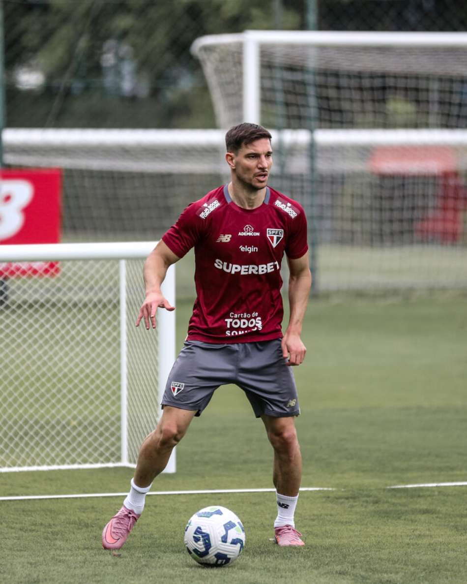 Cédric com a camisa do São Paulo