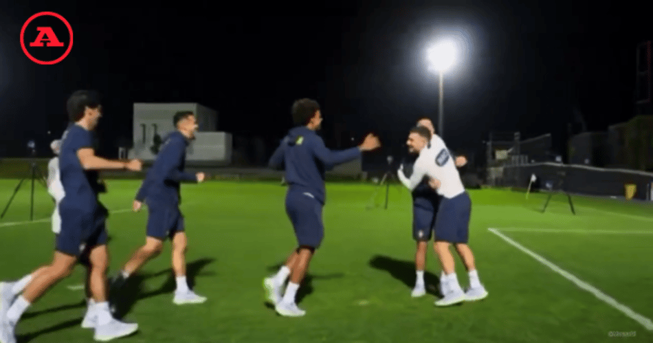 Cristiano Ronaldo celebra, com companheiros da seleção portuguesa, gol em desafio com goleiro robô (Foto: Reprodução/A Bola)