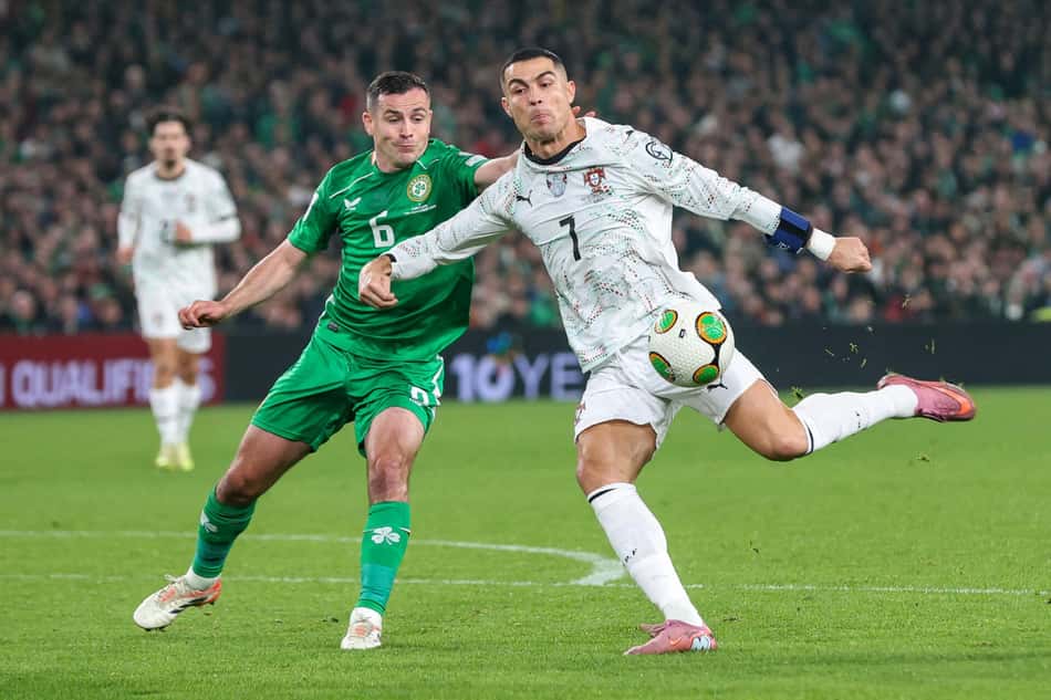 Cristiano Ronaldo em ação por Portugal contra a Irlanda, nas Eliminatórias (Foto: Paul Faith/AFP)