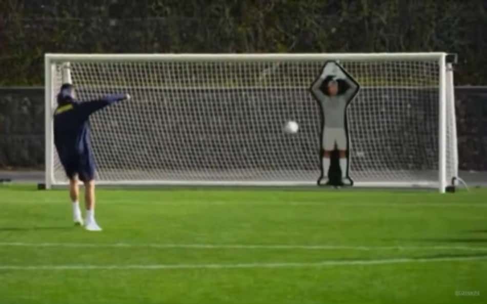Cristiano Ronaldo no desafio contra o goleiro robô (Foto: Reprodução/A Bola)