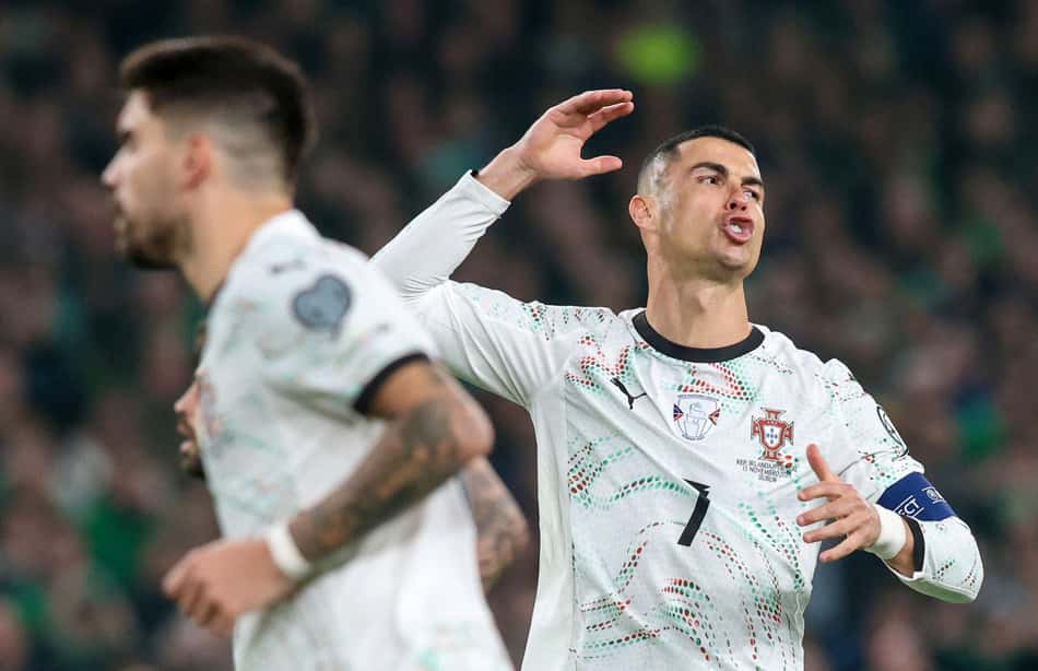 Cristiano Ronaldo reage durante jogo entre Portugal e Irlanda, pelas Eliminatórias da Europa