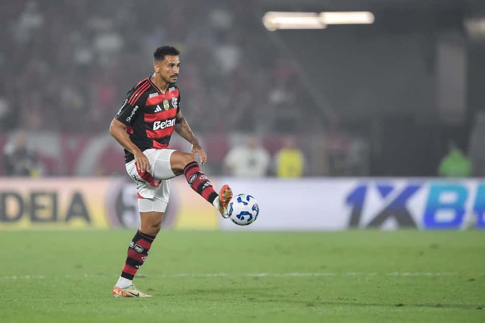 Danilo em campo pelo Flamengo contra o Sport no Brasileirão