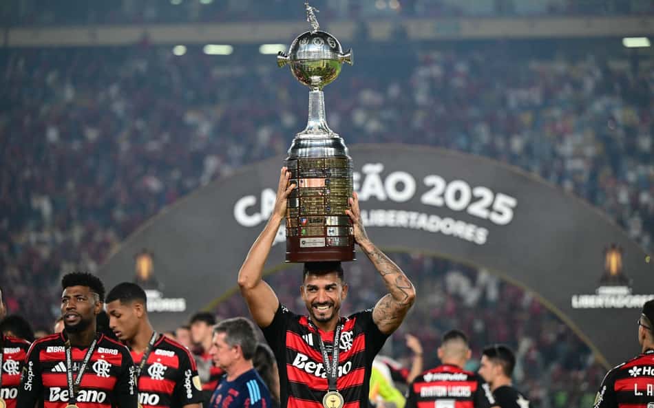 Jornal português exalta feito histórico de Danilo após título do Flamengo; confira