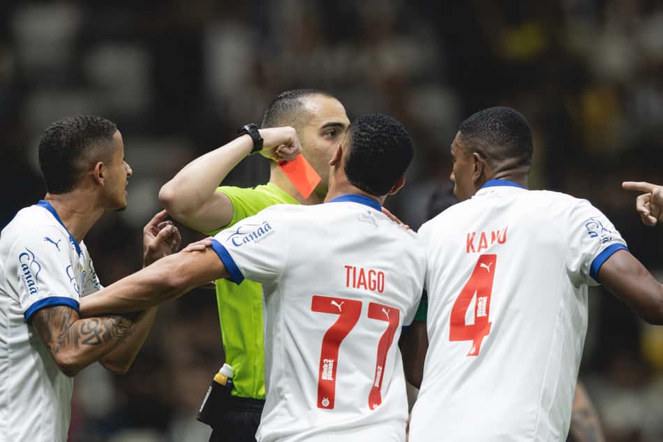 Davi Lacerda aplica cartão vermelho para Kanu, do Bahia, em jogo contra o Atlético-MG