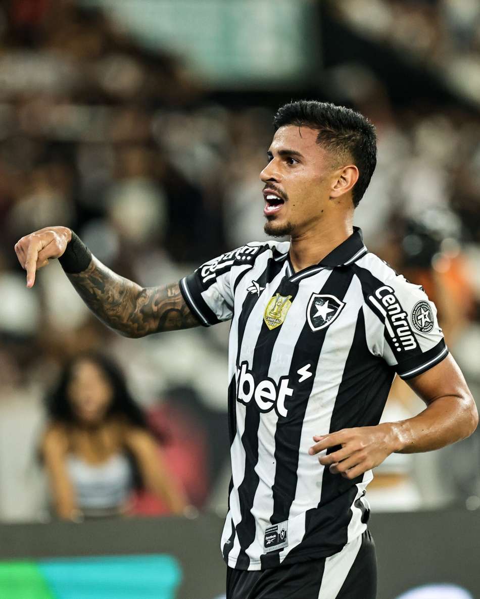 David Ricardo comemora gol pelo Botafogo contra o Vasco no Brasileirão