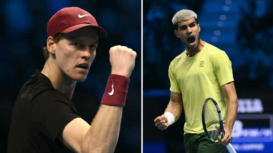 Jannik Sinner e Carlos Alcaraz se enfrentam em final inédita do ATP Finals (Foto: Marco BERTORELLO / AFP)