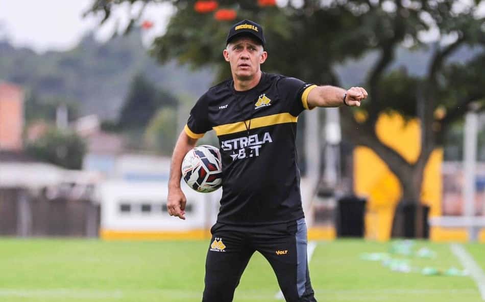 Criciúma bate na trave por acesso na Série B e renova com técnico