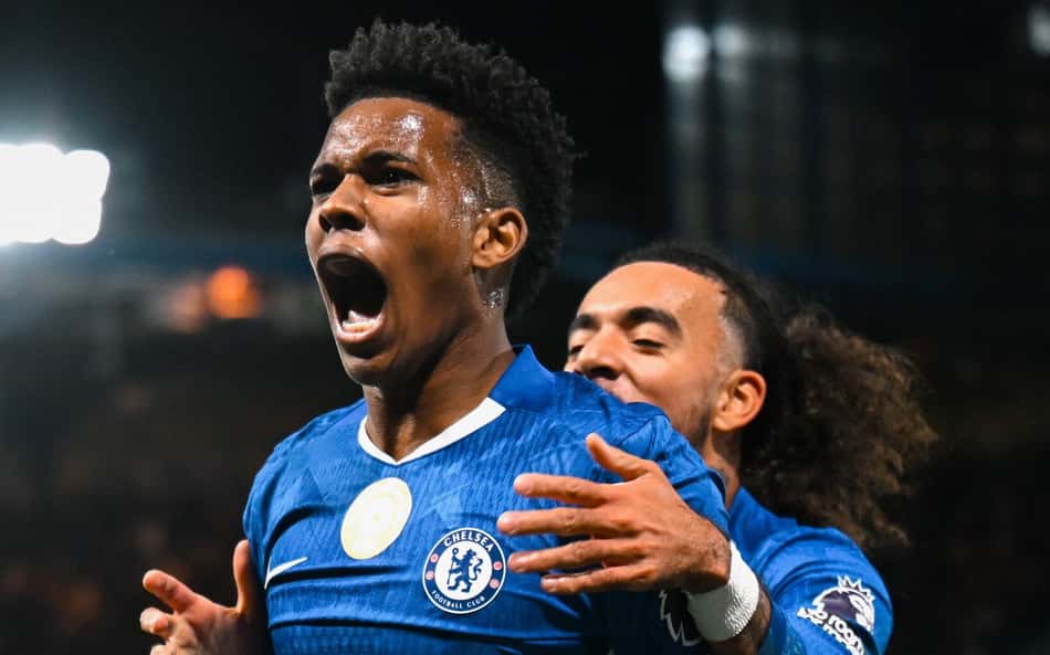 Estêvão comemora gol marcado pelo Chelsea sobre o Liverpool