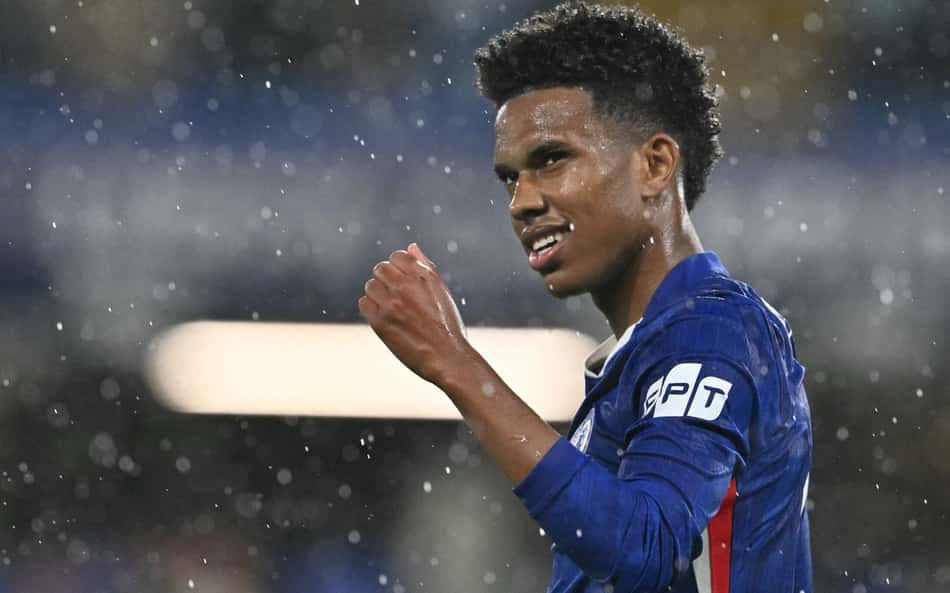 Estêvão comemorando o primeiro gol marcado pela Champions League (Foto: Glyn Kirk/AFP)