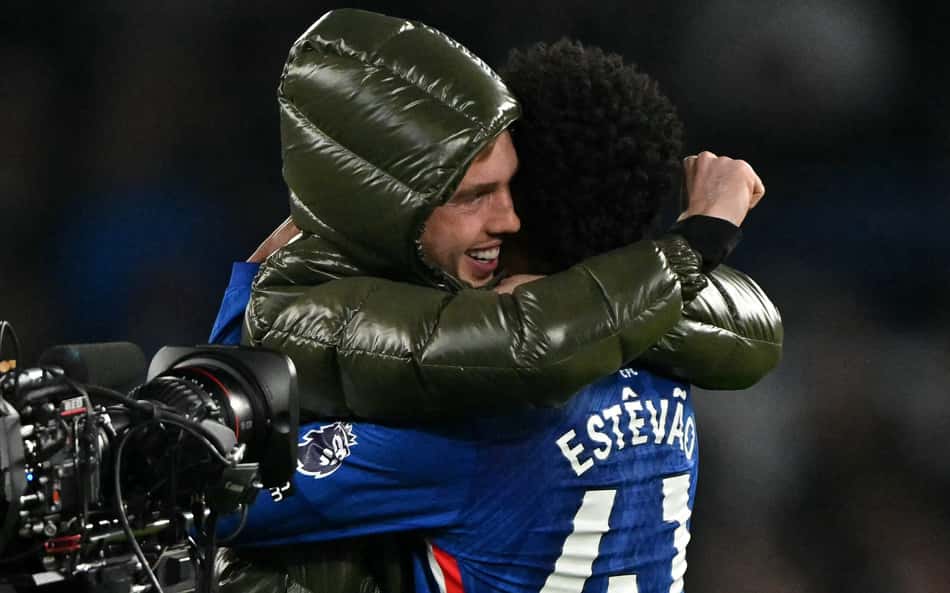 Estêvão é abraçado por Palmer após vitória do Chelsea sobre o Liverpool