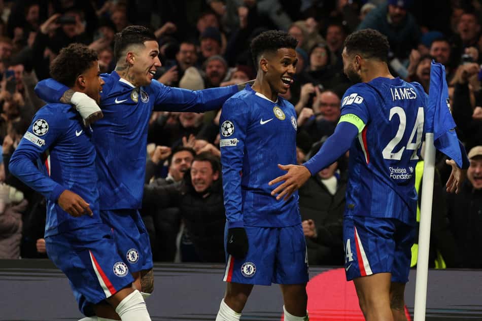 Com golaço de Estêvão, o Chelsea venceu o Barcelona por 3 a 0, pela Champions League