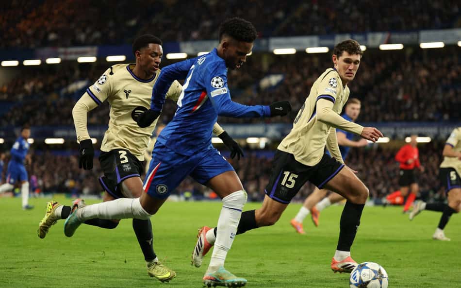 Estêvão em ação no duelo entre Chelsea e Barcelona, na Champions League (Foto: Adrian Dennis/AFP)