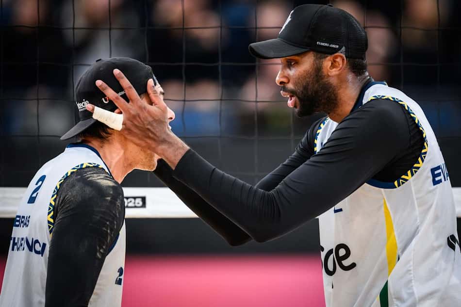 Evandro e Arthur Lanci se classificam para o mata-mata do Mundial de Vôlei de Praia (Foto: Voleyball World)