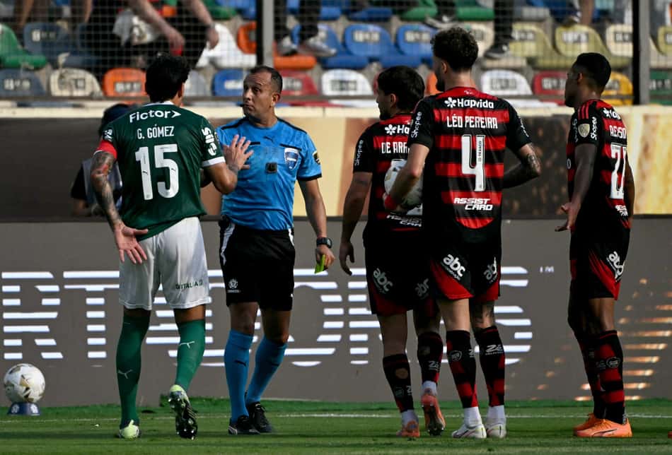 Árbitro Dario Herrera conversa com jogadores do Flamengo e do Palmeiras