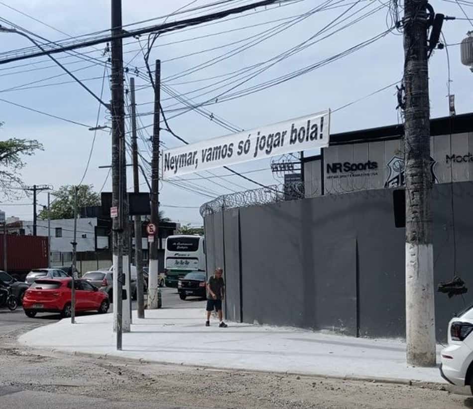 Faixa no CT Rei Pelé pede para Neymar focar em ajudar o Santos em campo. (Foto: Reprodução/ Internet)
