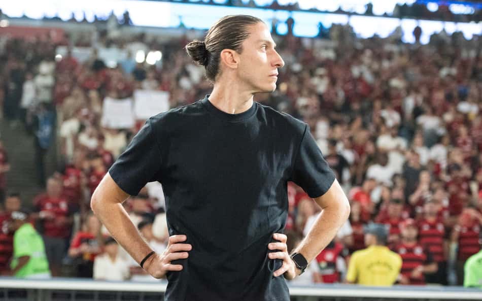 Filipe Luís, técnico do Flamengo, à beira do campo no clássico com o Fluminense (Foto: Delmiro Junior / Photo Premium / Gazeta Press)