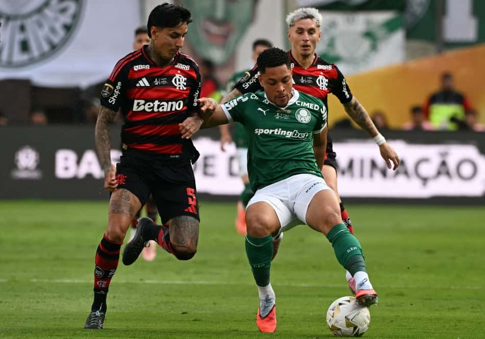 Pulgar e Vitor Roque na final da Libertadores entre Palmeiras e Flamengo (Foto: Luis ACOSTA / AFP)
