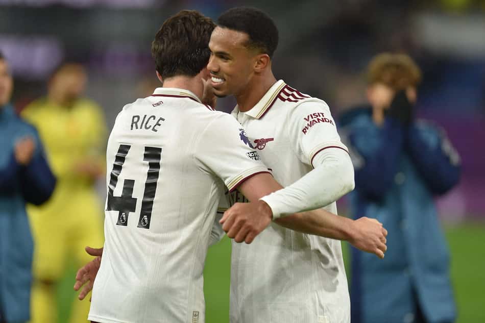 Gabriel Magalhães e Rice comemoram vitória do Arsenal sobre o Burnley, pela Premier League